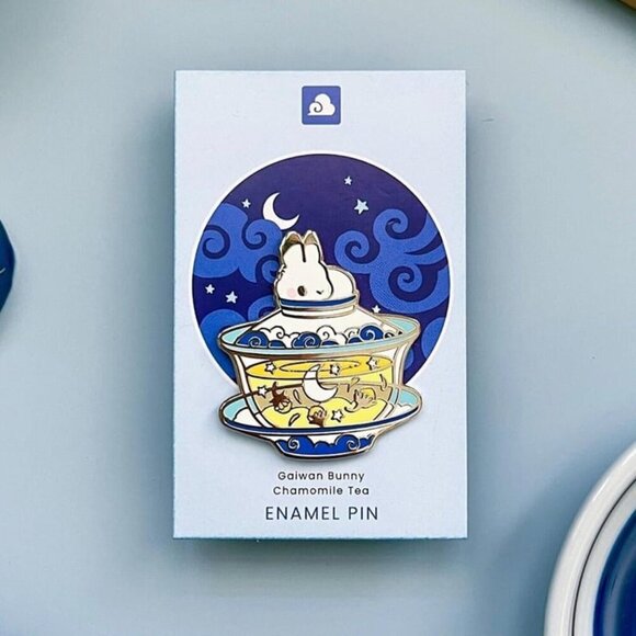 Gaiwan Bunny Enamel Pin - Chamomile Tea & Rabbit Jewelry - Celestial Brooch - Picture 1 of 9